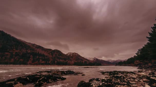 Tiro de lapso de tempo de um rio perto da floresta montesa. Rochas enormes e rápidas nuvens movenings. — Vídeo de Stock