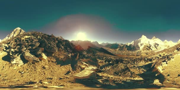 360 vr panoramisch uitzicht op zonsondergang over Kala Patthar. Mount Everest en Khumbu vallei, Nepal van de Himalaya. Schapen van Gorak — Stockvideo