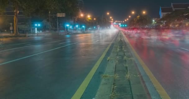 Sokak kavşağında gece trafiğinin aşırı hızlanması. Arabaların ve motorsikletlerin hareket zamanı. — Stok video