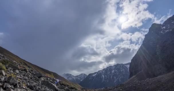 Timelapse επικά σύννεφα στην κοιλάδα του βουνού το καλοκαίρι ή το φθινόπωρο. Άγρια ατελείωτη φύση και χιόνι ουρανό καταιγίδα. Ηλιαχτίδες πάνω από χιόνι — Αρχείο Βίντεο