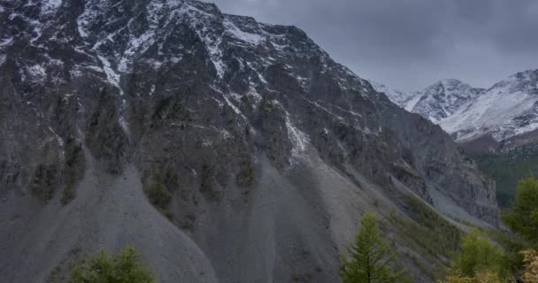 Timelapse επικά σύννεφα στην κοιλάδα του βουνού φθινόπωρο. Άγρια ατελείωτη φύση και χιονοθύελλα ουρανό πάνω από το χιόνι κορυφή — Αρχείο Βίντεο