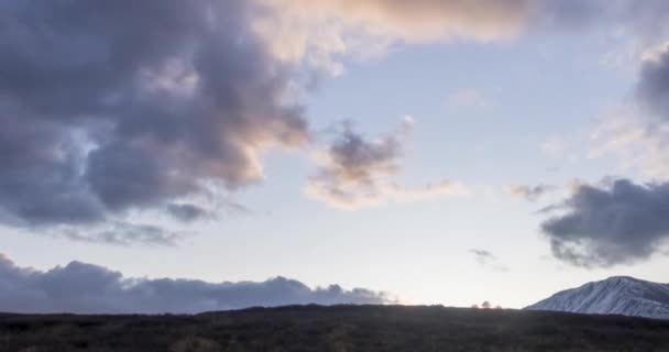 Zeitraffer epischer Wolken an der Bergwiese zur Herbstzeit. Wilde, endlose Natur mit Schneesturmhimmel. Schnelle Bewegung — Stockvideo