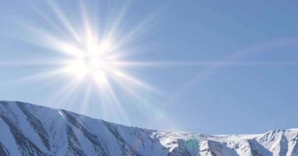 Timelapse av solens rörelse på kristallklar himmel över snö bergstopp. Gult gräs på höstängen. Vild oändlig natur. — Stockvideo