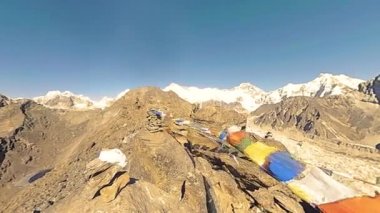 360 VR Gokyo Ri dağ tepesi. Tibet Budist bayrağı. Vahşi Himalayalar yüksek irtifa doğa ve dağ vadisi. Buzla kaplı kayalık yamaçlar. Panorama hareketi