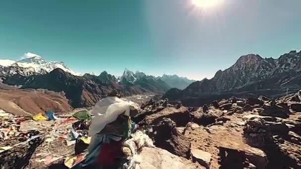 360 VR Gokyo Ri κορυφή βουνού. Θιβετιανή σημαία. Άγρια Ιμαλάια σε μεγάλο υψόμετρο φύση και την κοιλάδα του βουνού. Βραχώδεις πλαγιές καλυμμένες με πάγο. Κίνημα Πανόραμα — Αρχείο Βίντεο