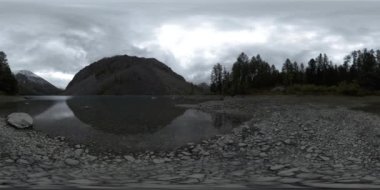 Dağ Gölü 360 Vr yaz veya sonbahar zamanı. Vahşi doğa ve kırsal dağ vadisi. Çam ağaçlarından yeşil orman ve gökyüzünde hızlı bulutlar.