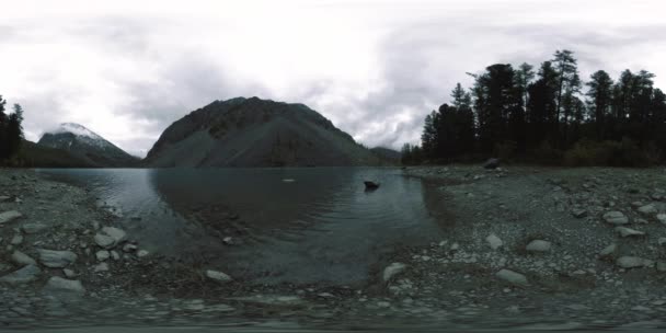 Lac de montagne 360 vr en été ou en automne. Nature sauvage et vallée de montagne rurale. Forêt verte de pins et nuages rapides sur le ciel. — Video