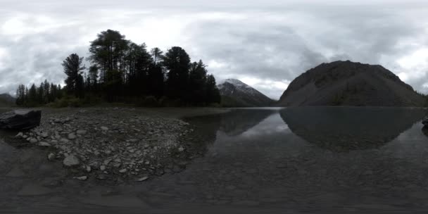 Montanha lago 360 vr na hora de verão ou outono. Natureza selvagem e monte vale rural. Floresta verde de pinheiros e nuvens rápidas no céu. — Vídeo de Stock