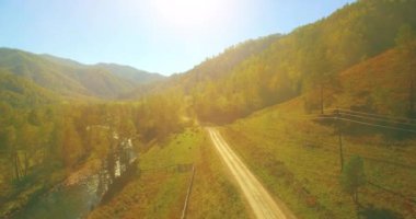 Güneşli yaz sabahında kayalarla birlikte taze, hızlı dağ nehri üzerinde alçak irtifa uçuşu..