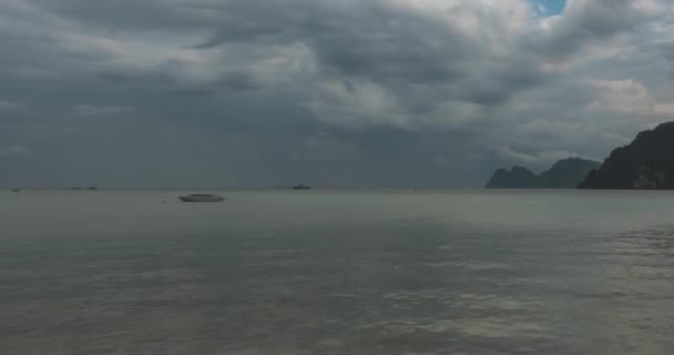 El lapso de tiempo de las nubes de lluvia sobre la playa y el paisaje marino con barcos. Tormenta tropical en el océano. — Vídeos de Stock