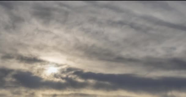 Timelapse di raggi solari serali che emergono attraverso le fredde nuvole nebbiose delle montagne. Tramonto nella nebbia di montagna. — Video Stock