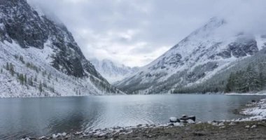 Kar Dağı Gölü 'nün zamanı sonbaharda doluyor. Vahşi doğa ve kırsal dağ vadisi. Çam ağaçlarından oluşan yeşil orman ve gökyüzünde dramatik bulutlar. Motorlu doli kaydırma hareketi