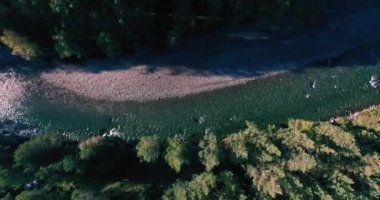 Güneşli yaz sabahında temiz ve taze bir dağ nehri üzerinde uçuşun ortasındayız. Dikey hareket