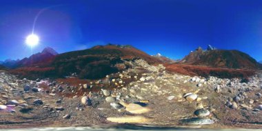 Nepal 'deki Dingboche ve Pheriche köyünün 4K VR' si, Everest ana kamp alanının temel noktası. EBC. Dağdaki Budist aptallığı..