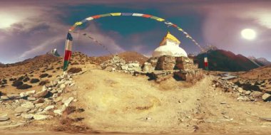 Nepal 'deki Dingboche ve Pheriche köyünün 4K VR' si, Everest ana kamp alanının temel noktası. EBC. Dağdaki Budist aptallığı..