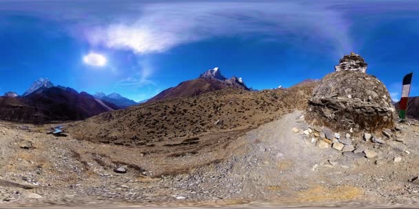 4K VR z vesnice Dingboche a Pheriche v Nepálu, základní bod všudypřítomné základnové stopy. EBC. Buddhistická stúpa na hoře. — Stock video