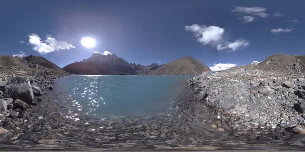 Jezioro górskie VR Gokyo Ri w sezonie zimowym. Dzikie Himalaje na dużej wysokości przyrody i Mount Valley. Skaliste zbocza pokryte lodem. — Wideo stockowe