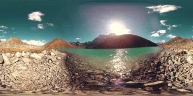 Kış mevsiminde VR Gokyo Ri Dağı Gölü. Vahşi Himalayalar yüksek irtifa doğa ve dağ vadisi. Kayalık yamaçlar buzla kaplı.