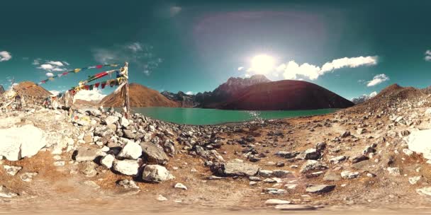 Kış mevsiminde VR Gokyo Ri Dağı Gölü. Vahşi Himalayalar yüksek irtifa doğa ve dağ vadisi. Kayalık yamaçlar buzla kaplı. — Stok video