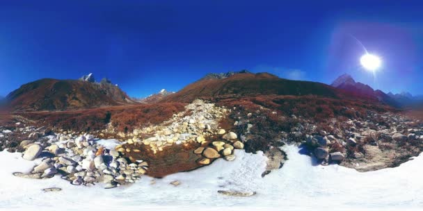 4K VR de Dingboche y la aldea de Pheriche en Nepal, punto básico de pista de campamento base everest. EBC. Estupa budista en la montaña. — Vídeos de Stock