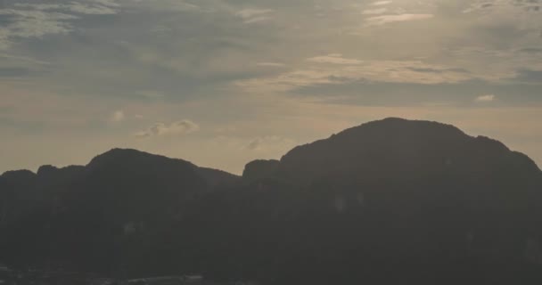 ピピ島の素晴らしい湾の上の日の雲の時間経過ボートと島の風景。アンダマン海のラグーン. — ストック動画