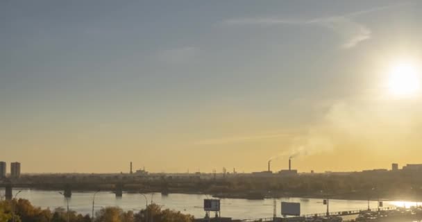 Timelapse de la vie urbaine. Rayons de soleil, ciel bleu, rivière et pont sur horizont. Les embouteillages au coucher du soleil d'été. Mouvement à glissière motorisé — Video