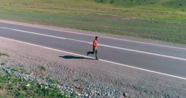 Mükemmel asfalt yolda sporcunun önünde alçak irtifa uçuşu.