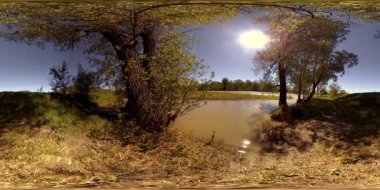 UHD 4K 360 VR Bir nehrin Sanal Gerçekliği güzel dağ ormanlarında kayaların üzerinden akıyor