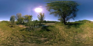 UHD 4K 360 VR Bir nehrin Sanal Gerçekliği güzel dağ ormanlarında kayaların üzerinden akıyor