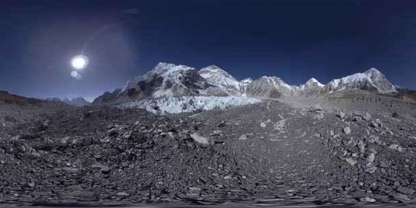 360 vr do acampamento base do Everest no glaciar Khumbu. Vale do Khumbu, parque nacional de Sagarmatha, Nepal dos Himalaias. Via de via EBC perto de Gorak Shep. — Vídeo de Stock