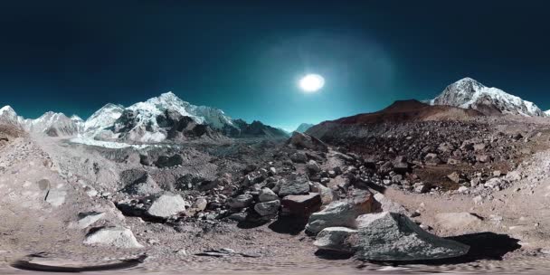 360 vr Everestského tábora na ledovci Khumbu. Údolí Khumbu, národní park Sagarmatha, Nepál Himálaje. Trasa EBC poblíž Gorak Shep. — Stock video