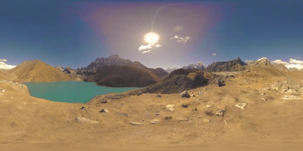 VR冬の時期に五湖里山の湖をタイムラプス。野生のヒマラヤの標高の高い自然と山の谷。氷で覆われた岩の斜面. — ストック動画