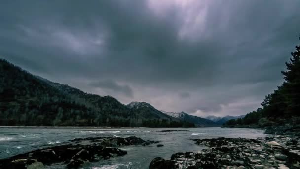 Utrata czasu ujęcie rzeki w pobliżu górskiego lasu. Ogromne skały i szybkie chmury. — Wideo stockowe