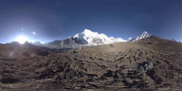 360 vr panoramisch uitzicht op zonsondergang over Kala Patthar. Mount Everest en Khumbu vallei, Nepal van de Himalaya. Schapen van Gorak — Stockvideo