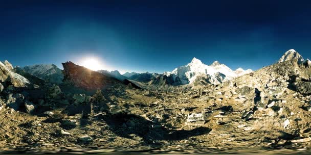 360 vr vista panorámica de la puesta del sol sobre Kala Patthar. Monte Everest y valle de Khumbu, Nepal del Himalaya. Gorak Shep. — Vídeo de stock