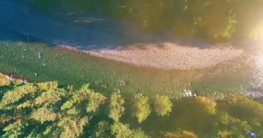 Güneşli yaz sabahında kayalarla birlikte taze, hızlı dağ nehri üzerinde alçak irtifa uçuşu..