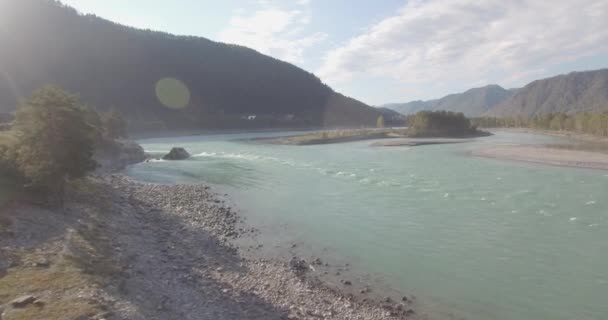 日当たりの良い夏の朝に岩と新鮮な速い山の川の上の低高度飛行. — ストック動画