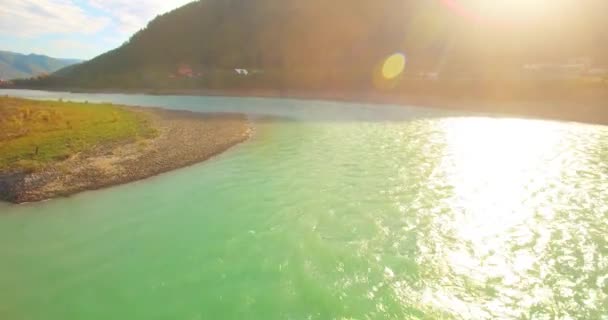 Voo de baixa altitude sobre o rio de montanha rápido fresco com rochas na manhã de verão ensolarada. — Vídeo de Stock