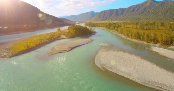 Volo a bassa quota sul fresco fiume di montagna veloce con rocce al soleggiato mattino d'estate. — Video Stock