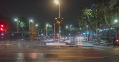 Sokak kavşağında gece trafiğinin aşırı hızlanması. Arabaların ve motorsikletlerin hareket zamanı.