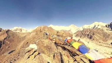 360 VR Gokyo Ri dağ tepesi. Tibet Budist bayrağı. Vahşi Himalayalar yüksek irtifa doğa ve dağ vadisi. Buzla kaplı kayalık yamaçlar. Panorama hareketi