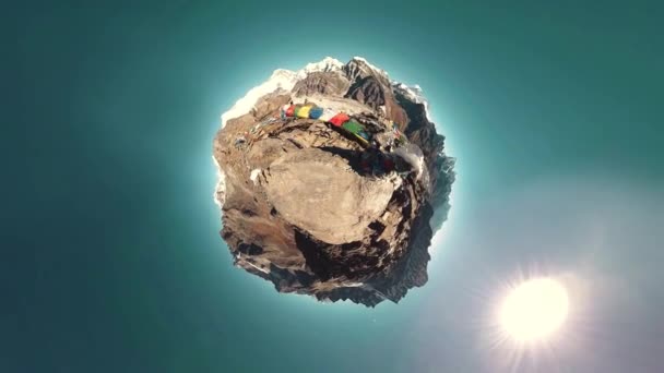 360 VR Gokyo Ri cima de la montaña. Bandera budista tibetana de oración. Himalaya salvaje naturaleza de gran altitud y valle del monte. Pendientes rocosas cubiertas de hielo. Transformación del pequeño planeta. — Vídeo de stock