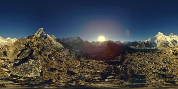 UHD 4K 360 VR du coucher de soleil doré du mont Everest. La lumière du soleil sur le sommet — Video