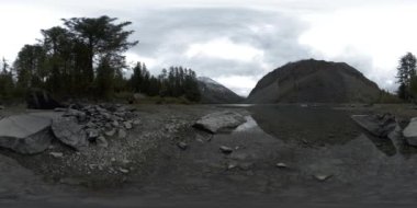 Dağ Gölü 360 Vr yaz veya sonbahar zamanı. Vahşi doğa ve kırsal dağ vadisi. Çam ağaçlarından yeşil orman ve gökyüzünde hızlı bulutlar.