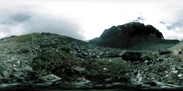 360 VR de valle de montaña lapso de tiempo en el tiempo de otoño. Naturaleza salvaje sin fin y nubes de tormenta de nieve. Rayos de sol sobre hierba verde y rocas . — Vídeo de stock