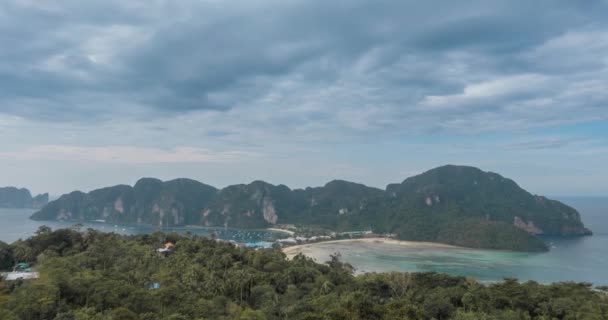 Temps écoulé des nuages de jour sur la magnifique baie de Phi Phi paysage insulaire avec des bateaux. Lagune d'Andaman. — Video