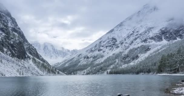 Snow Mountain Lake timelapse w czasie jesieni. Dzika przyroda i wiejska dolina. Zielony las sosen i dramatyczne chmury na niebie. Ruch suwaka wózka silnikowego — Wideo stockowe
