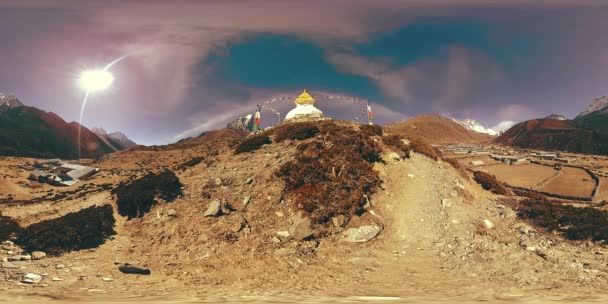 4K VR van Dingboche en Pheriche dorp in Nepal, basispunt van de zwaarste basiskamp track. Bloedbeeld. Boeddhistische stoepa op de berg. — Stockvideo