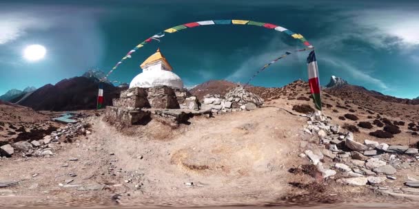 4K VR van Dingboche en Pheriche dorp in Nepal, basispunt van de zwaarste basiskamp track. Bloedbeeld. Boeddhistische stoepa op de berg. — Stockvideo