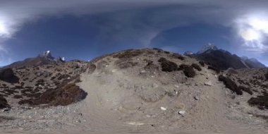 Nepal 'deki Dingboche ve Pheriche köyünün 4K VR' si, Everest ana kamp alanının temel noktası. EBC. Dağdaki Budist aptallığı..